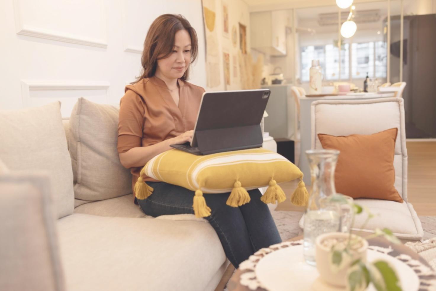 Arbeitsplatz mit aufgeschlagenem Notizbuch und Laptop für Textbearbeitung