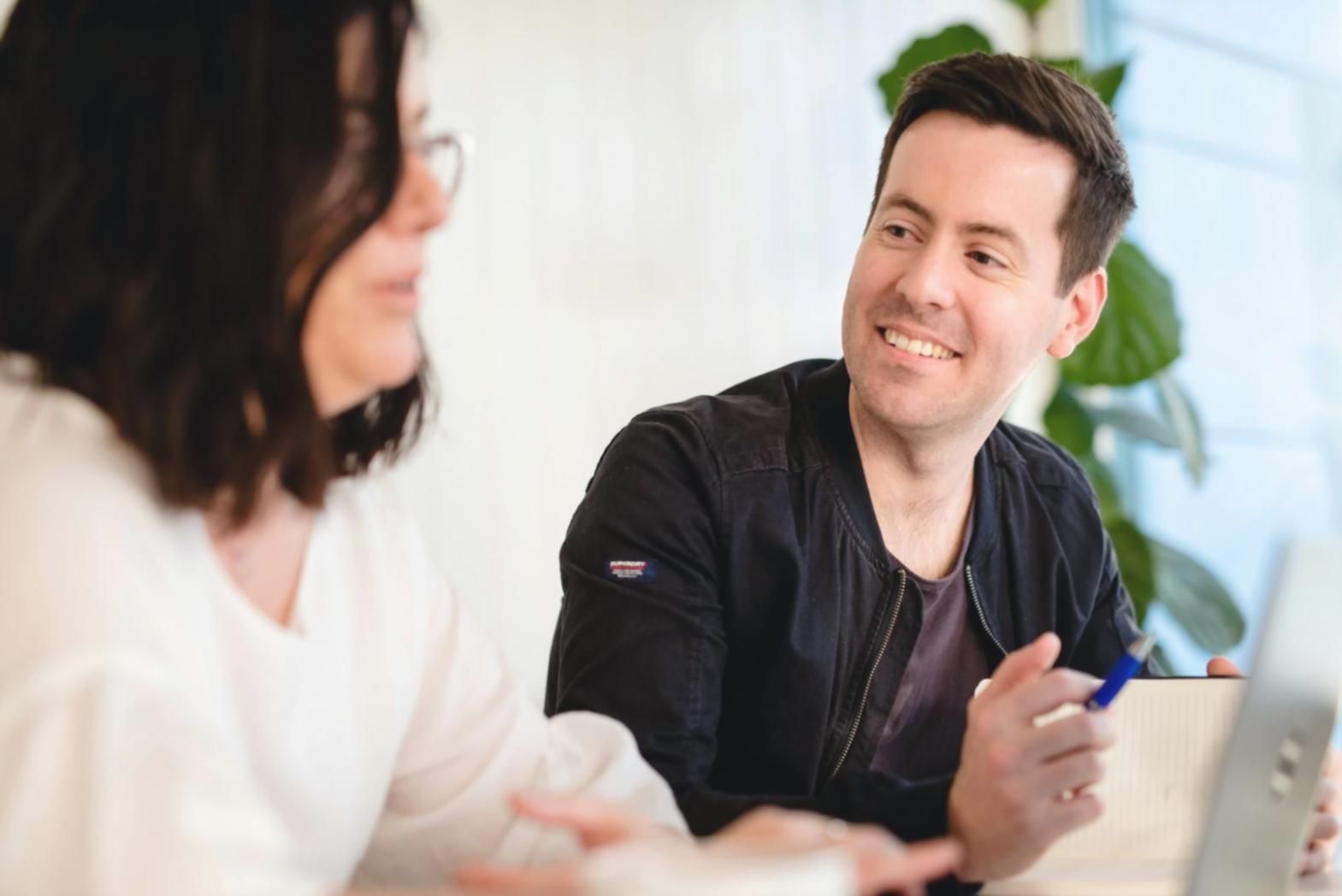 Kreative Schreibumgebung mit Notizen und Laptop